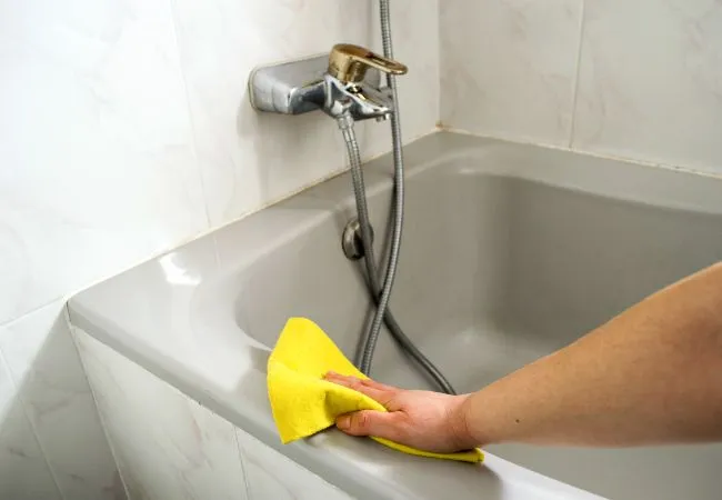 Removing Hard Water Stains from Showers and Bathtubs
